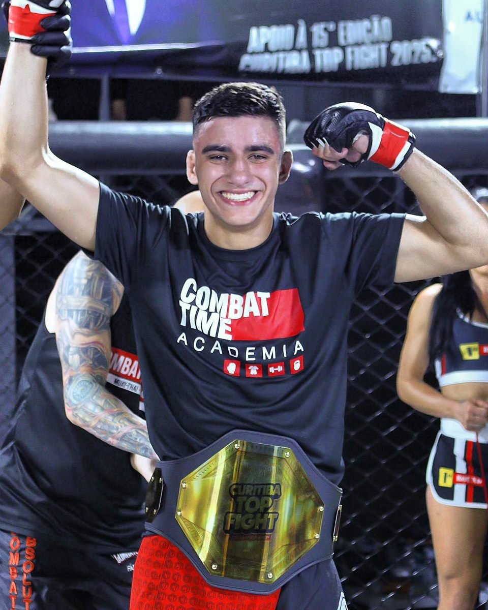 Vyctor Verdi com o cinturão peso-galo do Curitiba Top Fight